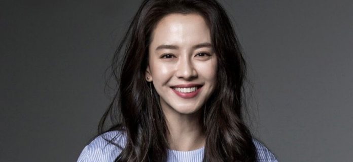 Song-Ji-Hyo-Became-Competitive-With-Shin-Hye-Sun-And-Bae-Jong-Ok-About-The-Lunch-Dates-Of-Their-Upcoming-Films.