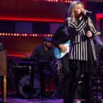 Watch: After18-Years-Of-Performing-“'Natural-Woman” -On-American-Idol,-Kelly-Clarkson-Sings-It-Again-On-Her-Talk-Show